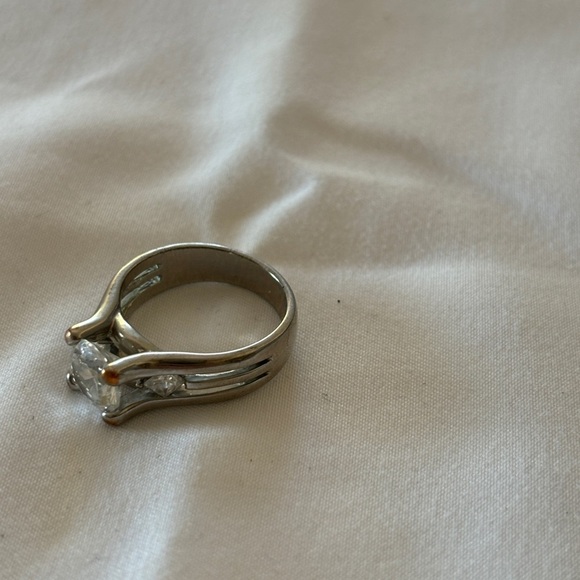 Beautiful Solitaire Rhinestone Ring Silvertone Size 7 - Picture 2 of 3